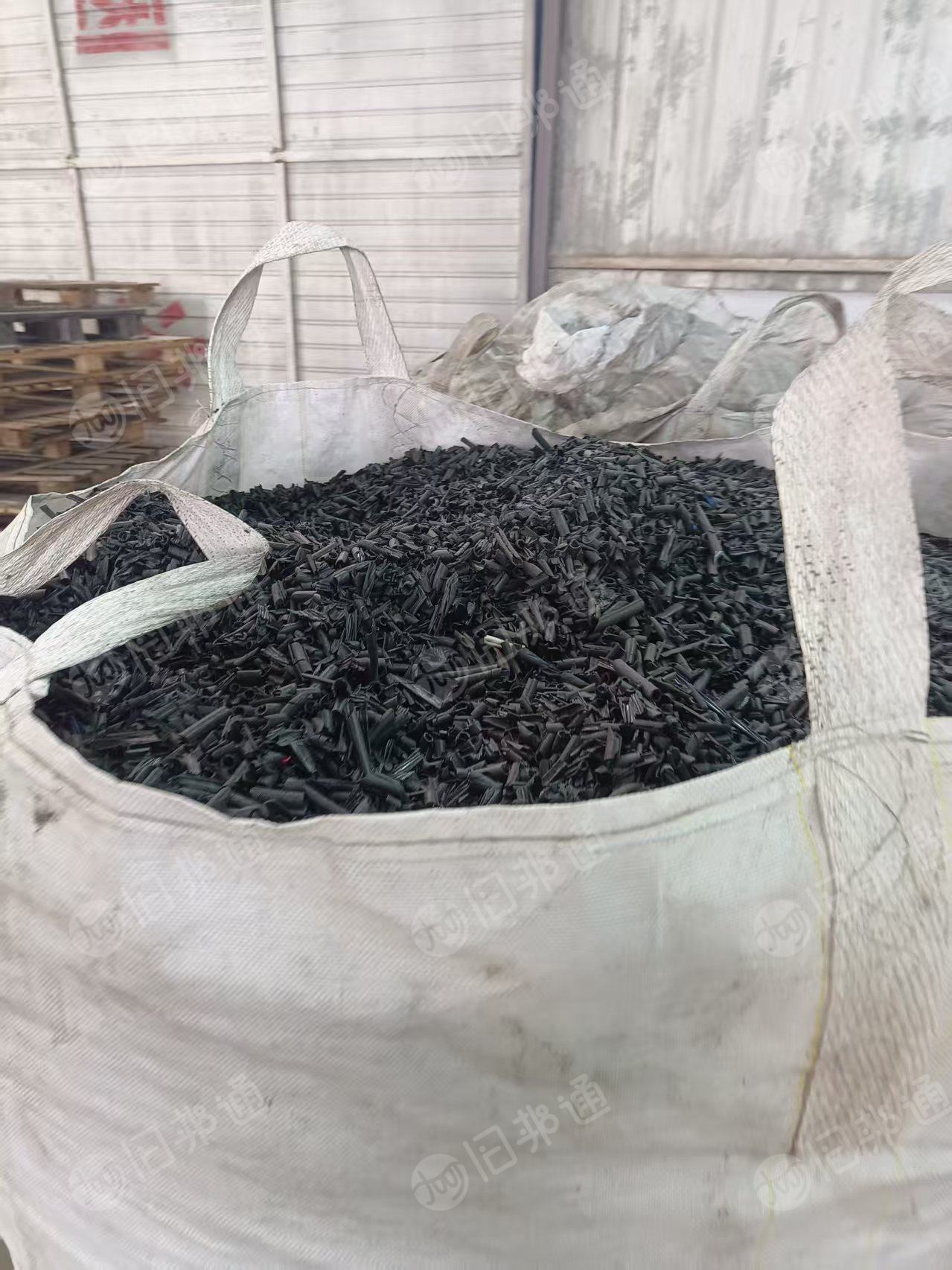 出售PVC电缆皮破碎料，有纯黑色和混色的