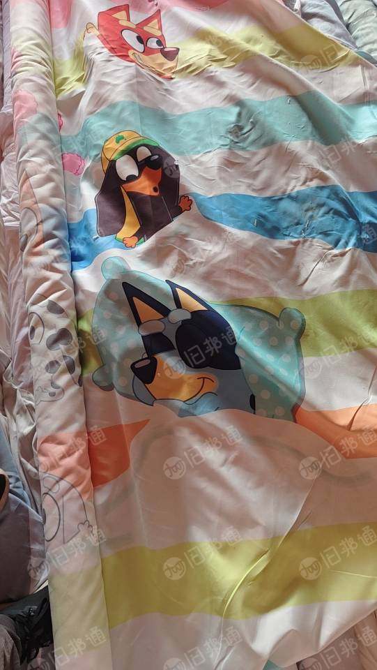 长期出售化纤面料印花小卷，库存布面料材质很好，一等品二等品都有，一个月有20吨~50吨