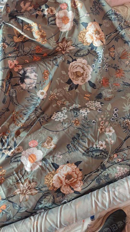 长期出售化纤面料印花小卷，库存布面料材质很好，一等品二等品都有，一个月有20吨~50吨