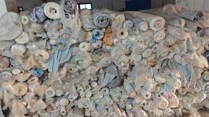 长期出售化纤面料印花小卷，库存布面料材质很好，一等品二等品都有，一个月有20吨~50吨