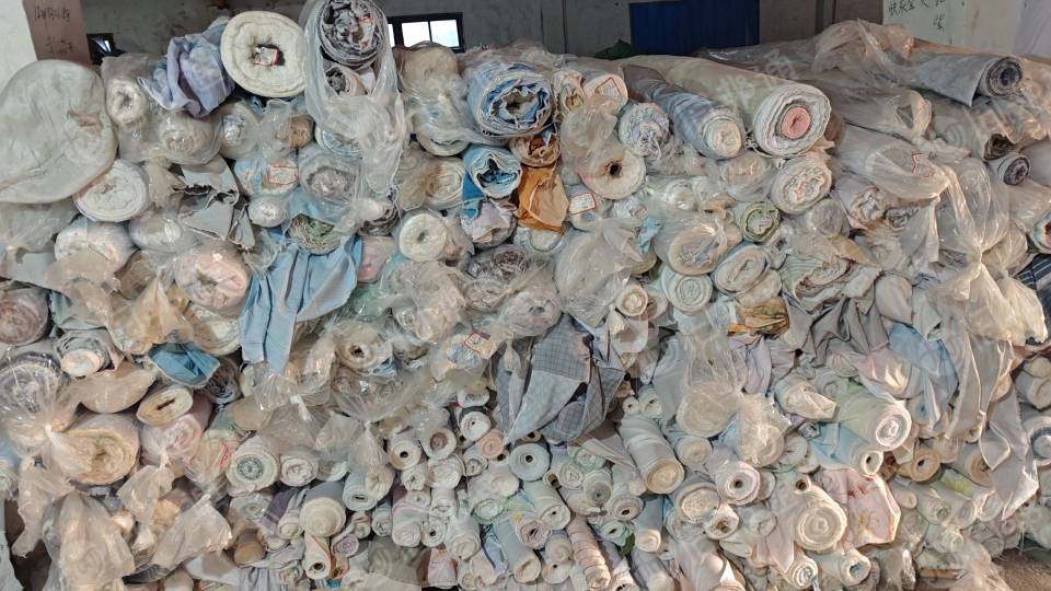 长期出售化纤面料印花小卷，库存布面料材质很好，一等品二等品都有，一个月有20吨~50吨