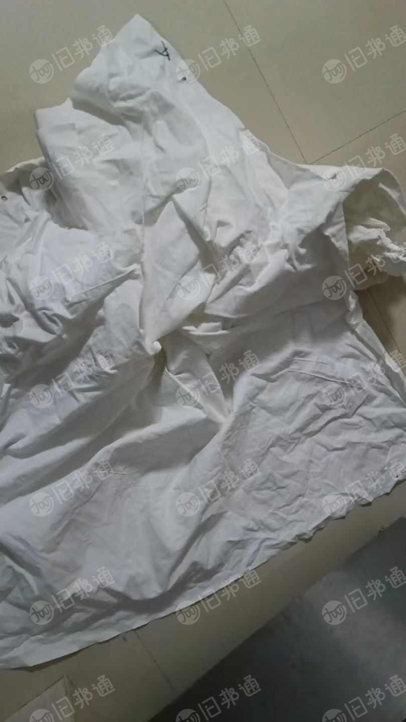 长期出售复合厂下来的涤棉废布，涤纶边角料，大化废布，上面复合了一层胶，现货十吨