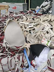 出售PVC皮革废料，汽车上下来的，没压包，2天4.2米一车