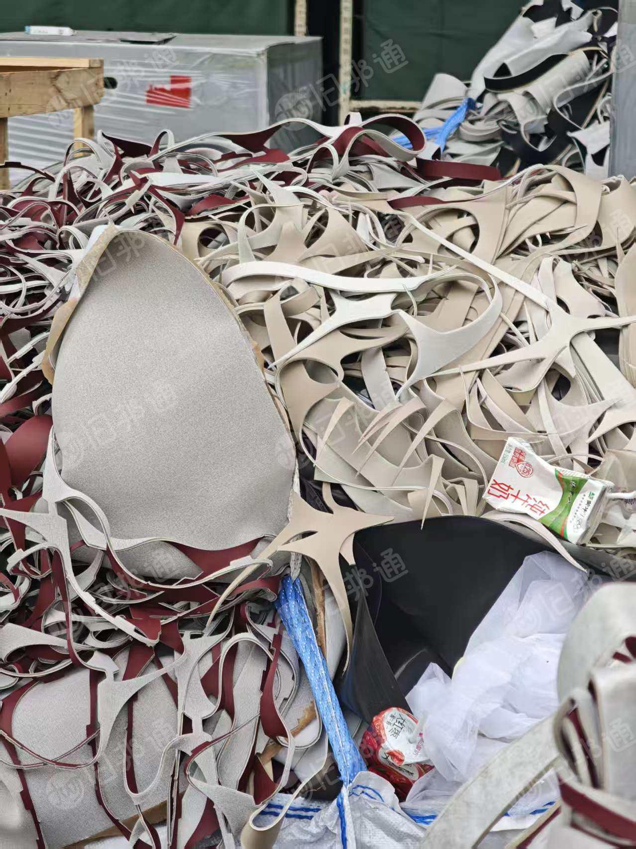 出售PVC皮革废料，汽车上下来的，没压包，2天4.2米一车