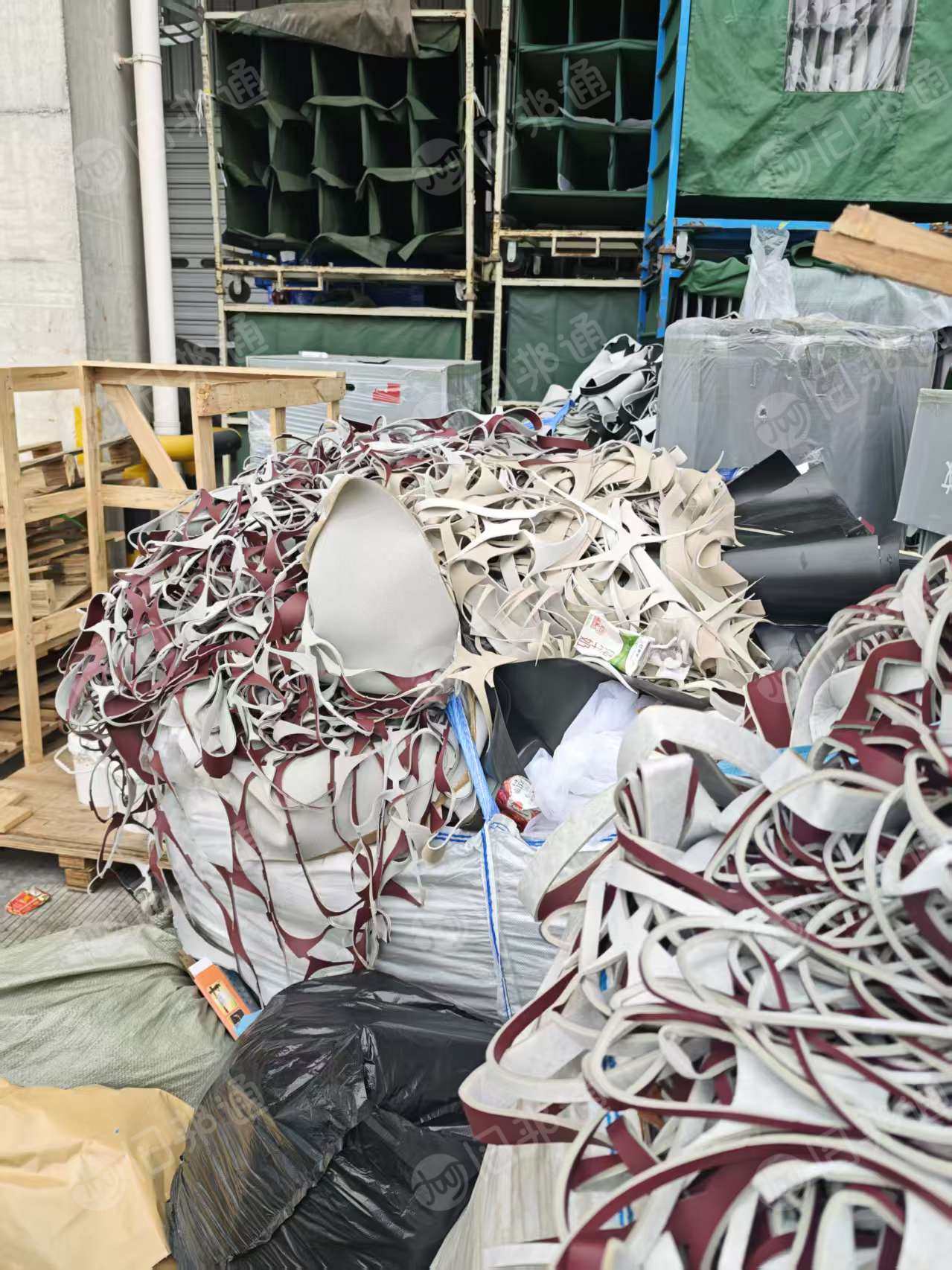 出售PVC皮革废料，汽车上下来的，没压包，2天4.2米一车