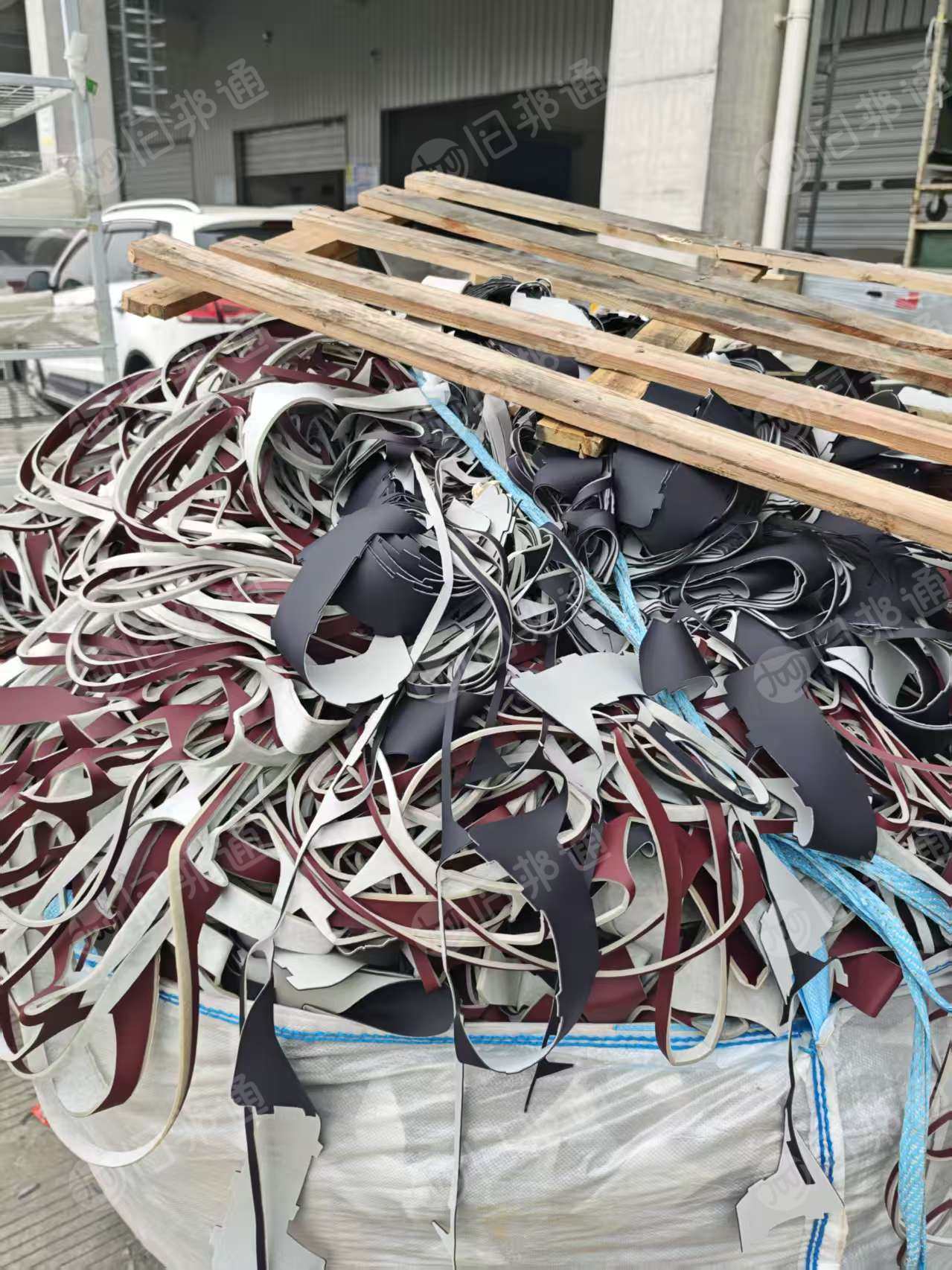 出售PVC皮革废料，汽车上下来的，没压包，2天4.2米一车