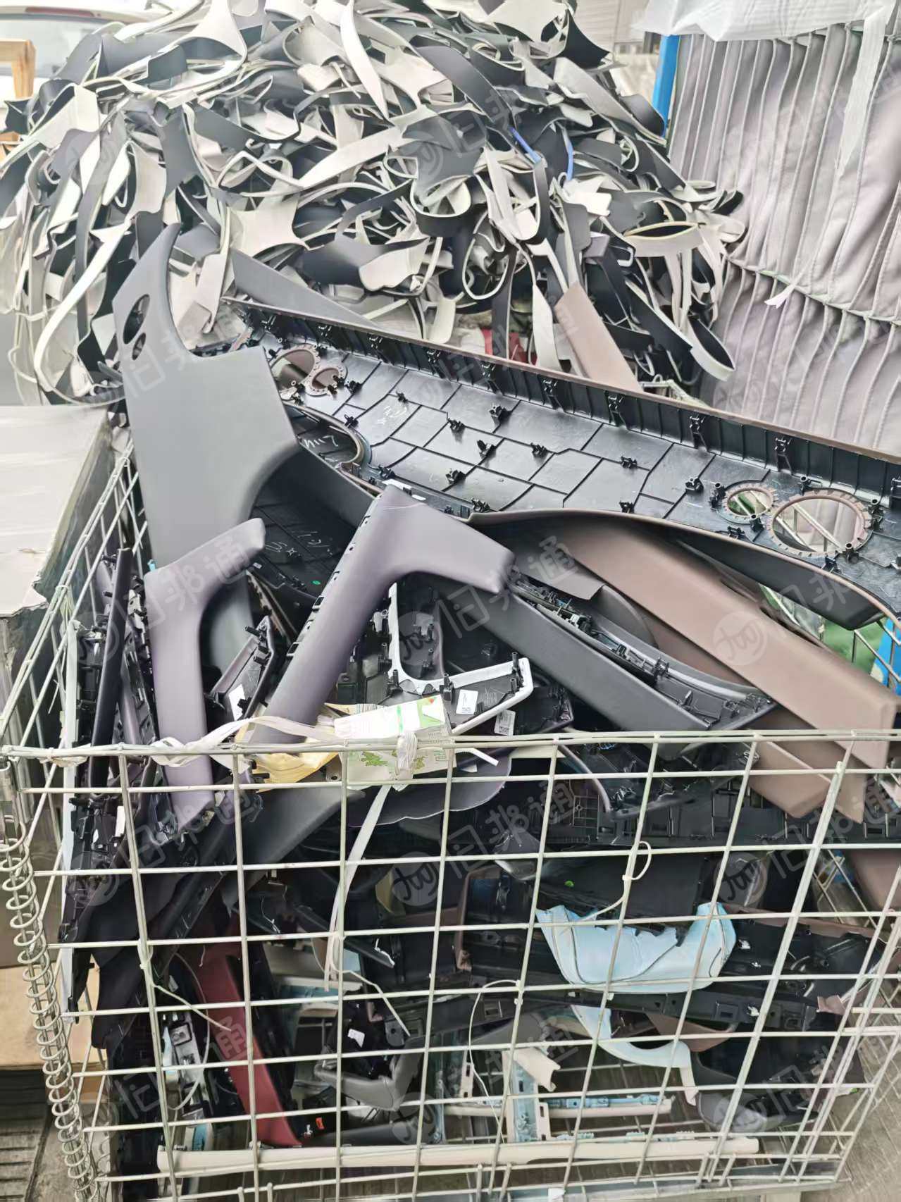 出售PVC皮革废料，汽车上下来的，没压包，2天4.2米一车