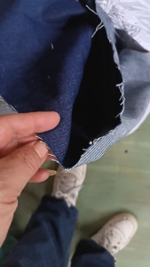 长期大量出售涤棉牛仔废布，牛仔碎布，蓝色可褪色，含棉量在80%以上，货在山东枣庄