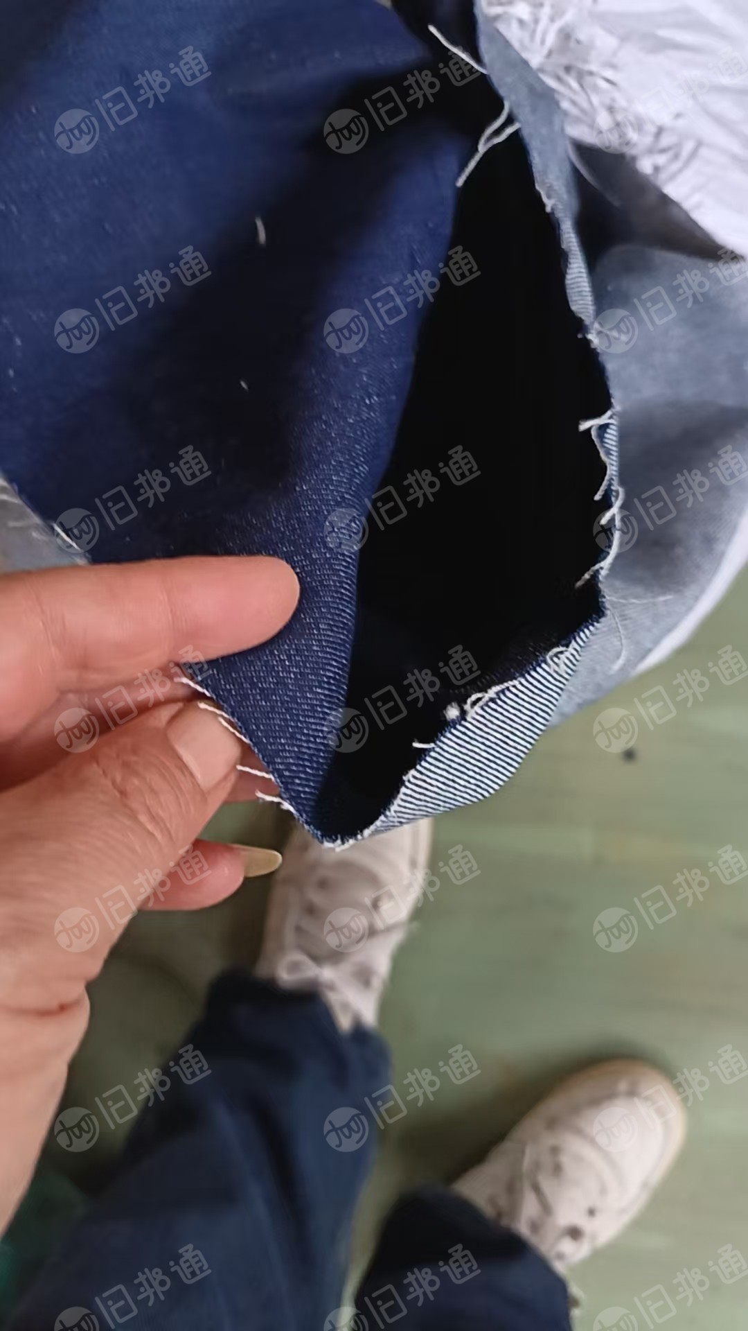 长期大量出售涤棉牛仔废布，牛仔碎布，蓝色可褪色，含棉量在80%以上，货在山东枣庄