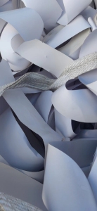 出售无膜白卡纸边角料，也有卷筒带纸芯的白卡