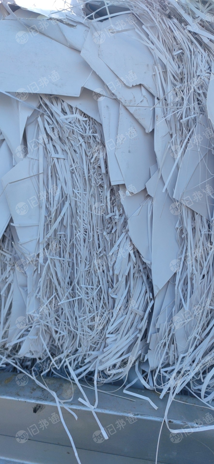 出售无膜白卡纸边角料，也有卷筒带纸芯的白卡