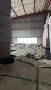 长期出售高温牛皮纸，带一层塑料膜，有吨袋装和栈板叠放