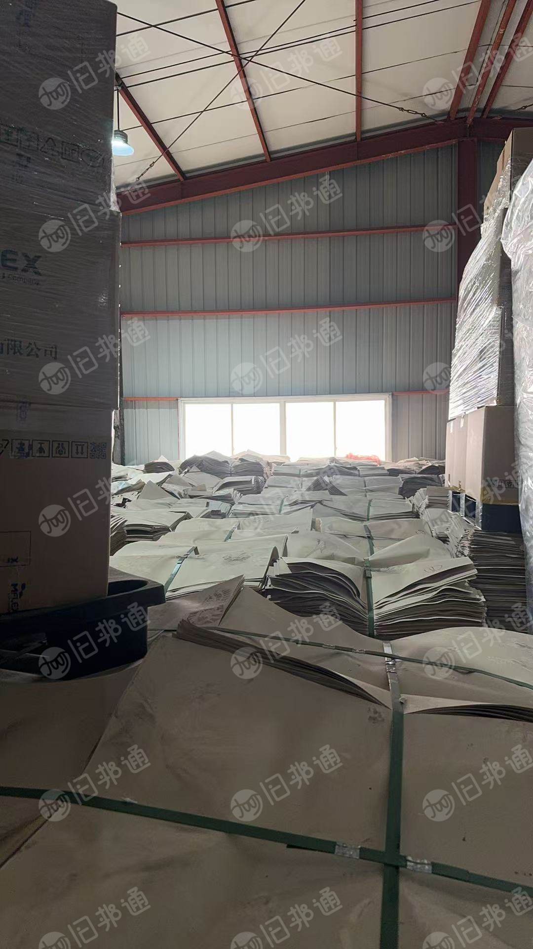 长期出售高温牛皮纸，带一层塑料膜，有吨袋装和栈板叠放