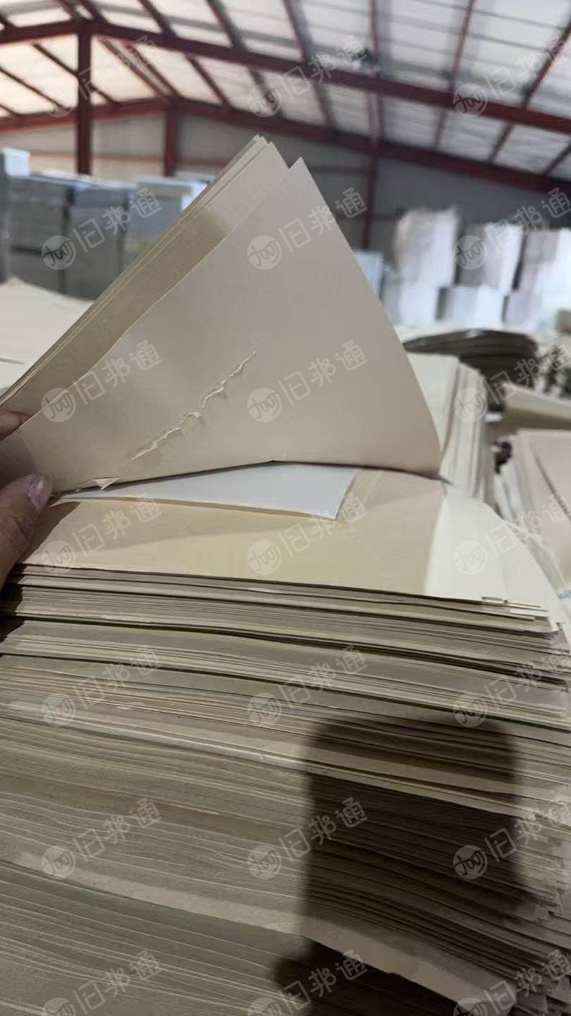 长期出售高温牛皮纸，带一层塑料膜，有吨袋装和栈板叠放