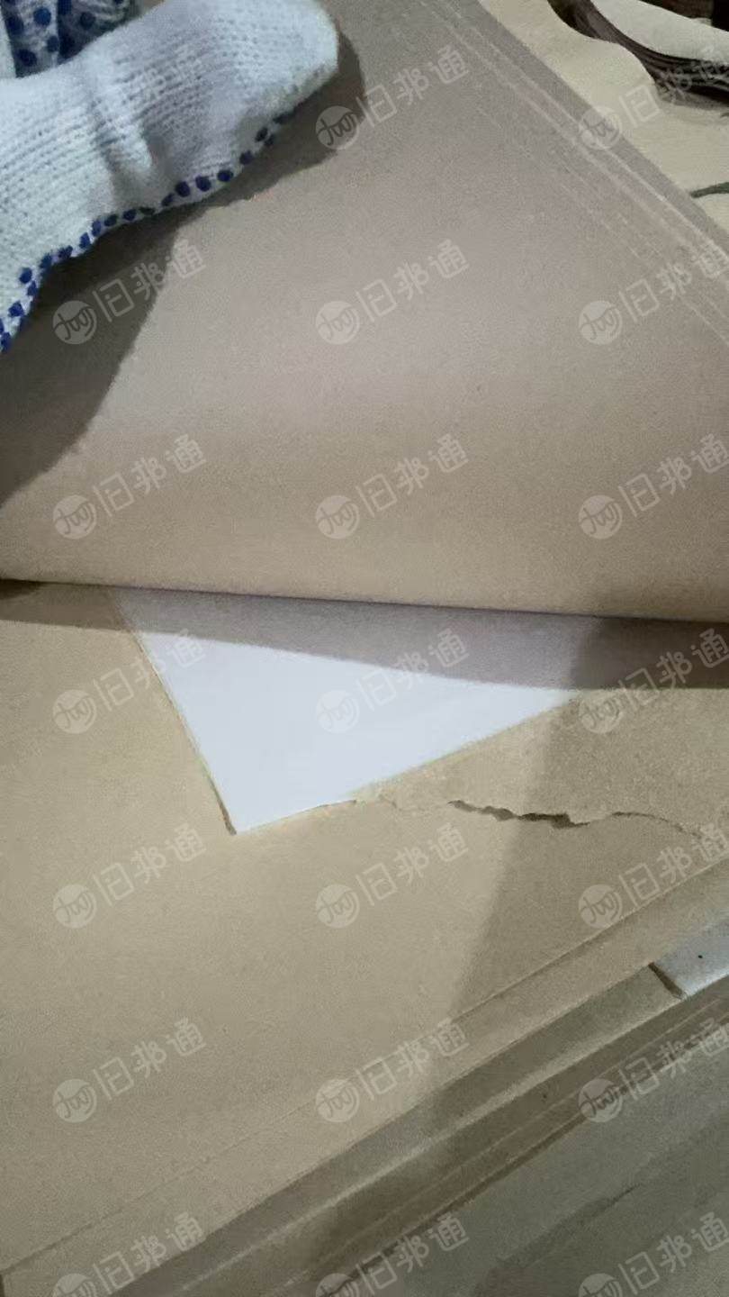 长期出售高温牛皮纸，带一层塑料膜，有吨袋装和栈板叠放