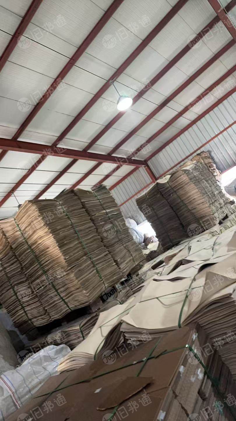 长期出售高温牛皮纸，带一层塑料膜，有吨袋装和栈板叠放