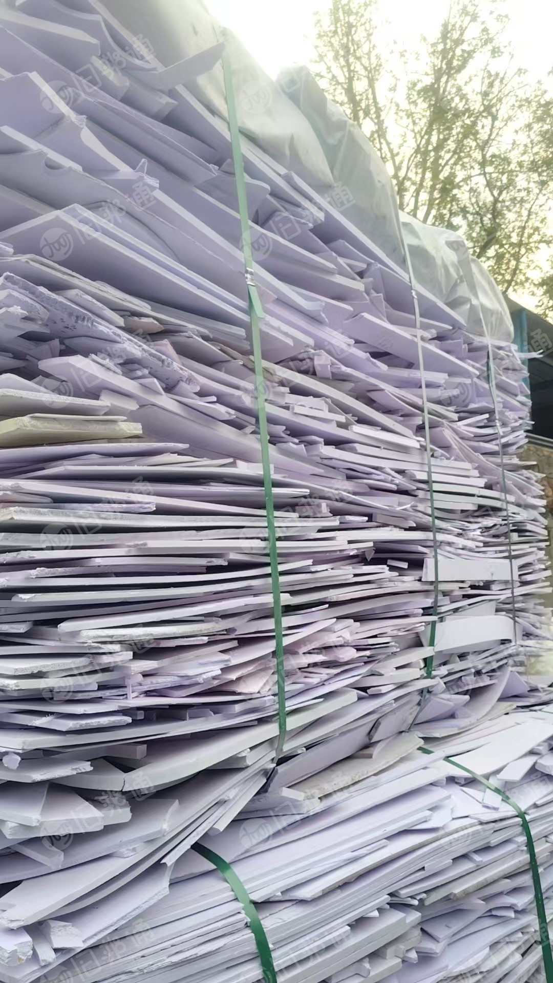 出售硬质PVC发泡板废料，白色，彩色都有，彩色有粘些亚克力