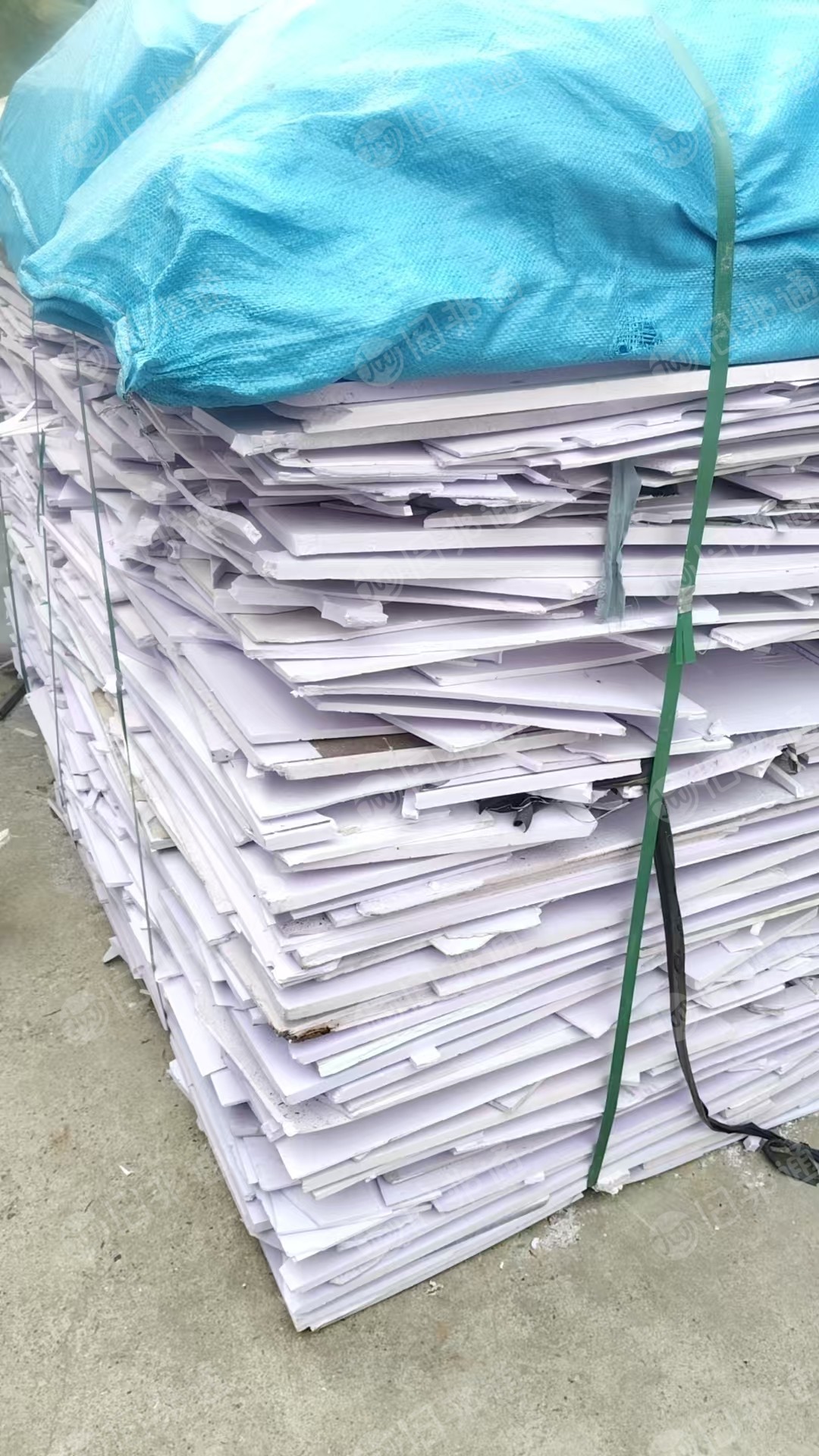 出售硬质PVC发泡板废料，白色，彩色都有，彩色有粘些亚克力