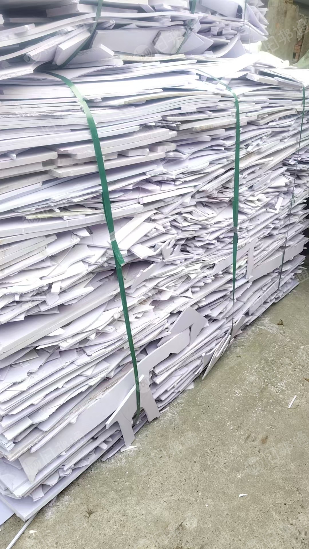 出售硬质PVC发泡板废料，白色，彩色都有，彩色有粘些亚克力