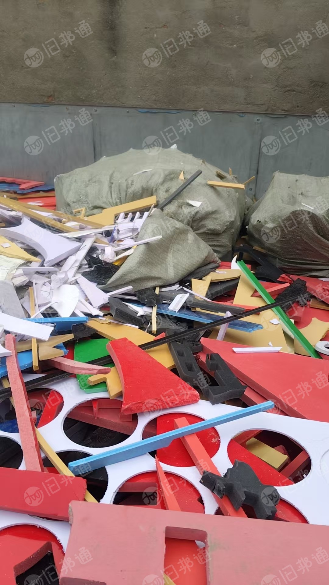 出售硬质PVC发泡板废料，白色，彩色都有，彩色有粘些亚克力