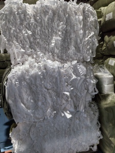 长期出售全新料透明PP无纺布边角料，人工分拣过，打包机压块，月供50吨