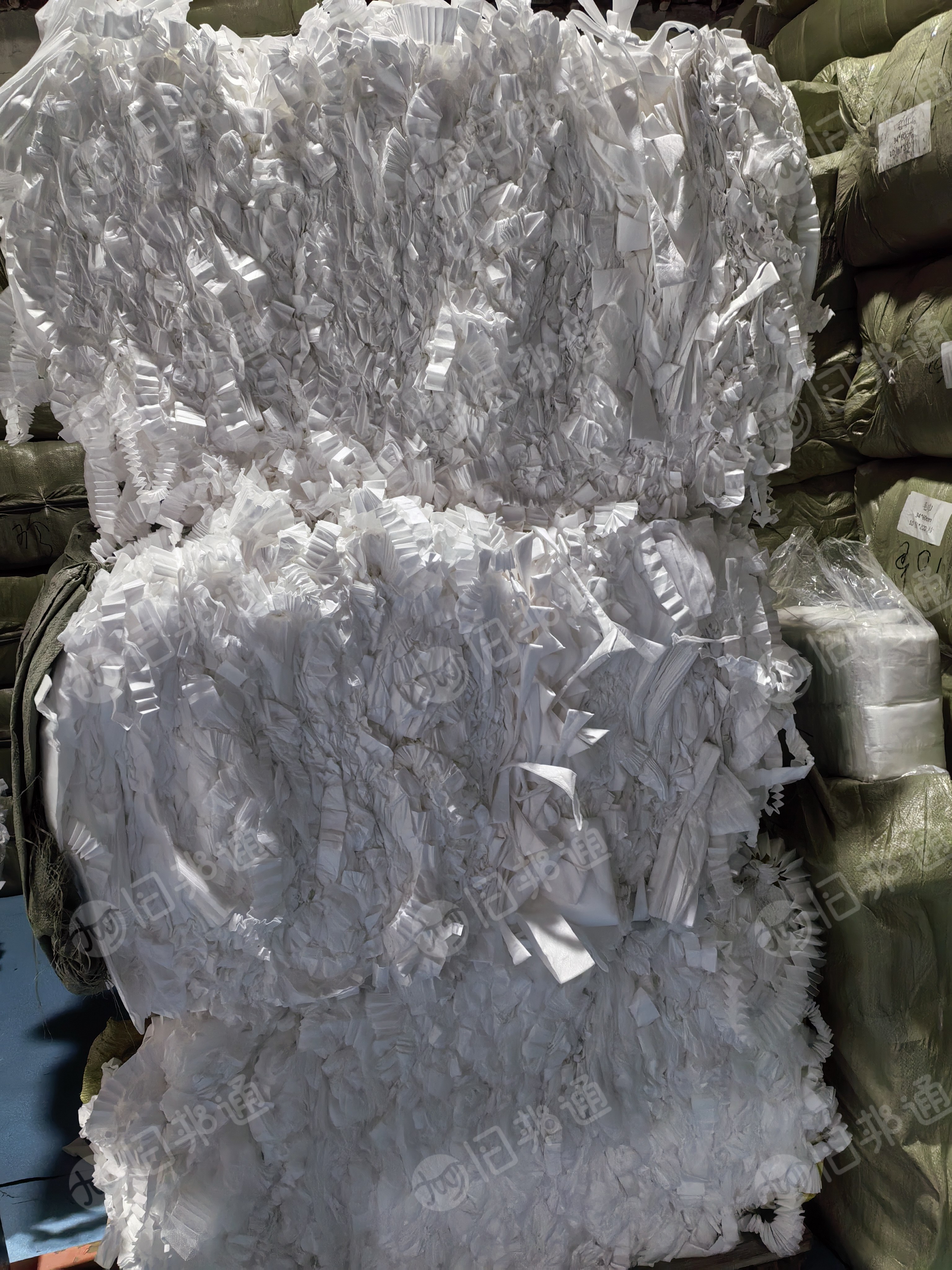 长期出售全新料透明PP无纺布边角料，人工分拣过，打包机压块，月供50吨