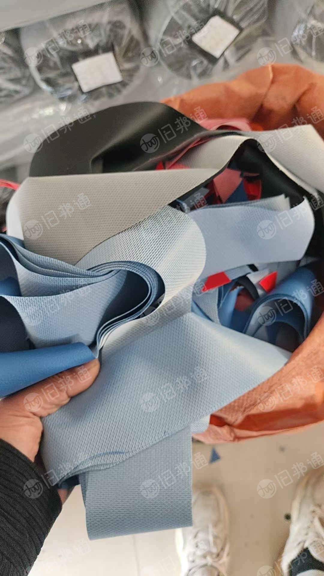 出售PVC皮革，工厂下来的，做电动车坐垫和靠背的边料，现货30多吨