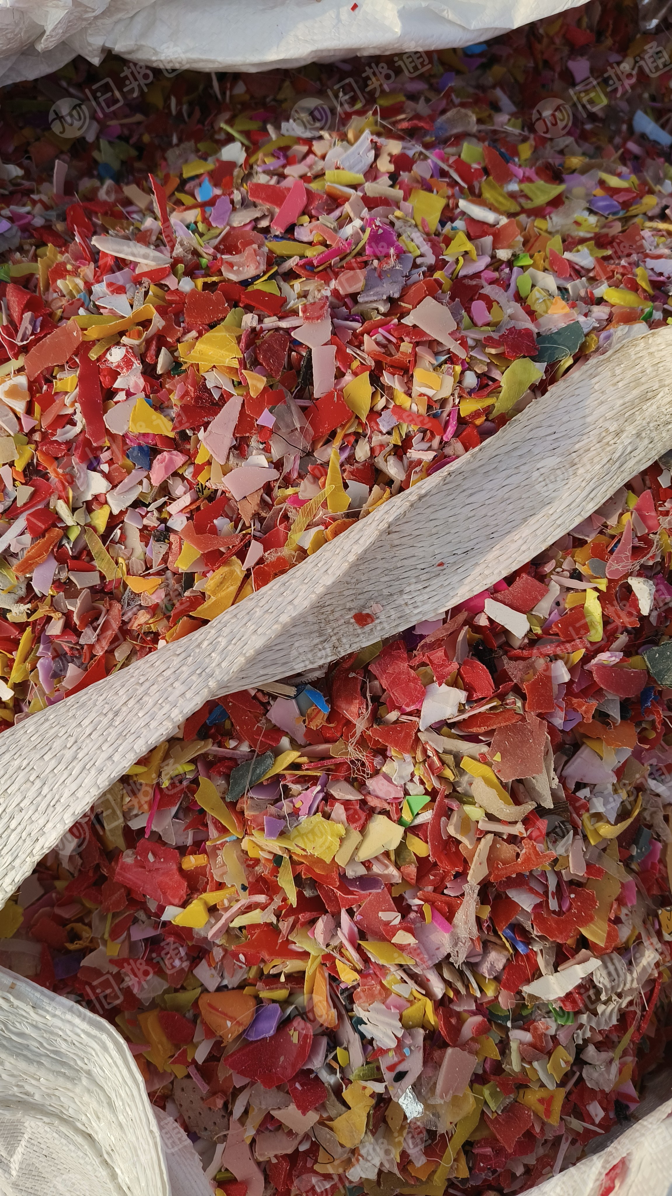 出售清洗甩干的红丙破碎料，现货10吨，长期有货