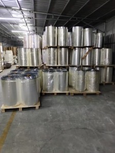 长期出售PET卷筒膜，有轻胶和无胶两种，分开的，每月两个半挂车