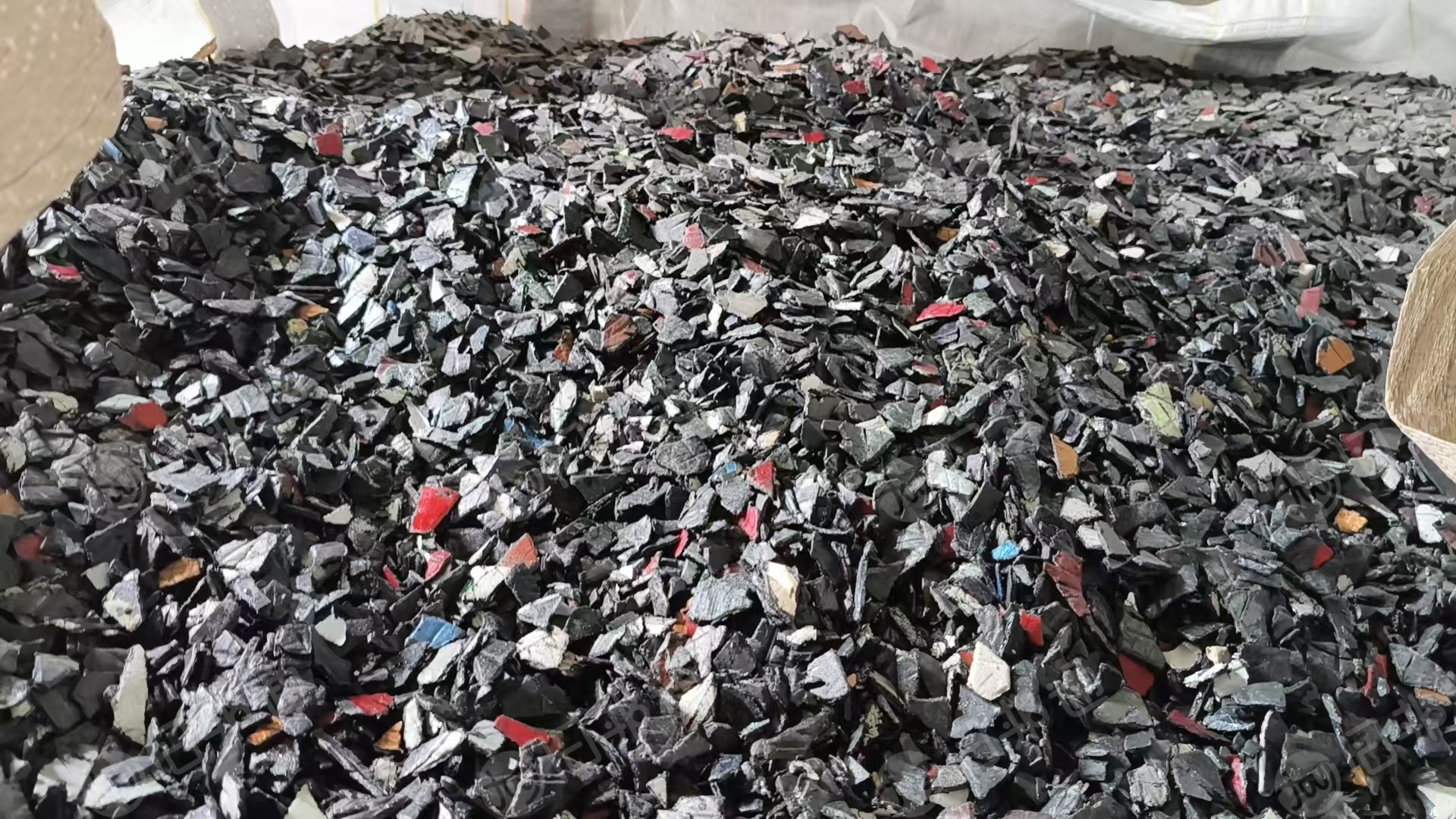 出售pp保险杠破碎料，有干粉也有水粉的，月供200吨