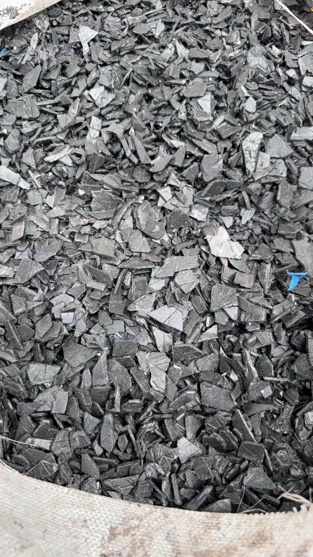 出售黑色PP电瓶壳破碎料，月供120吨，清洗甩干