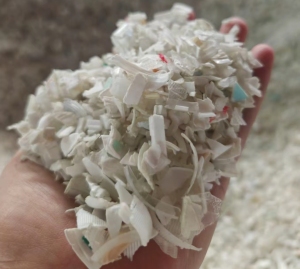 售分色PE瓶盖破碎料，低压破碎料