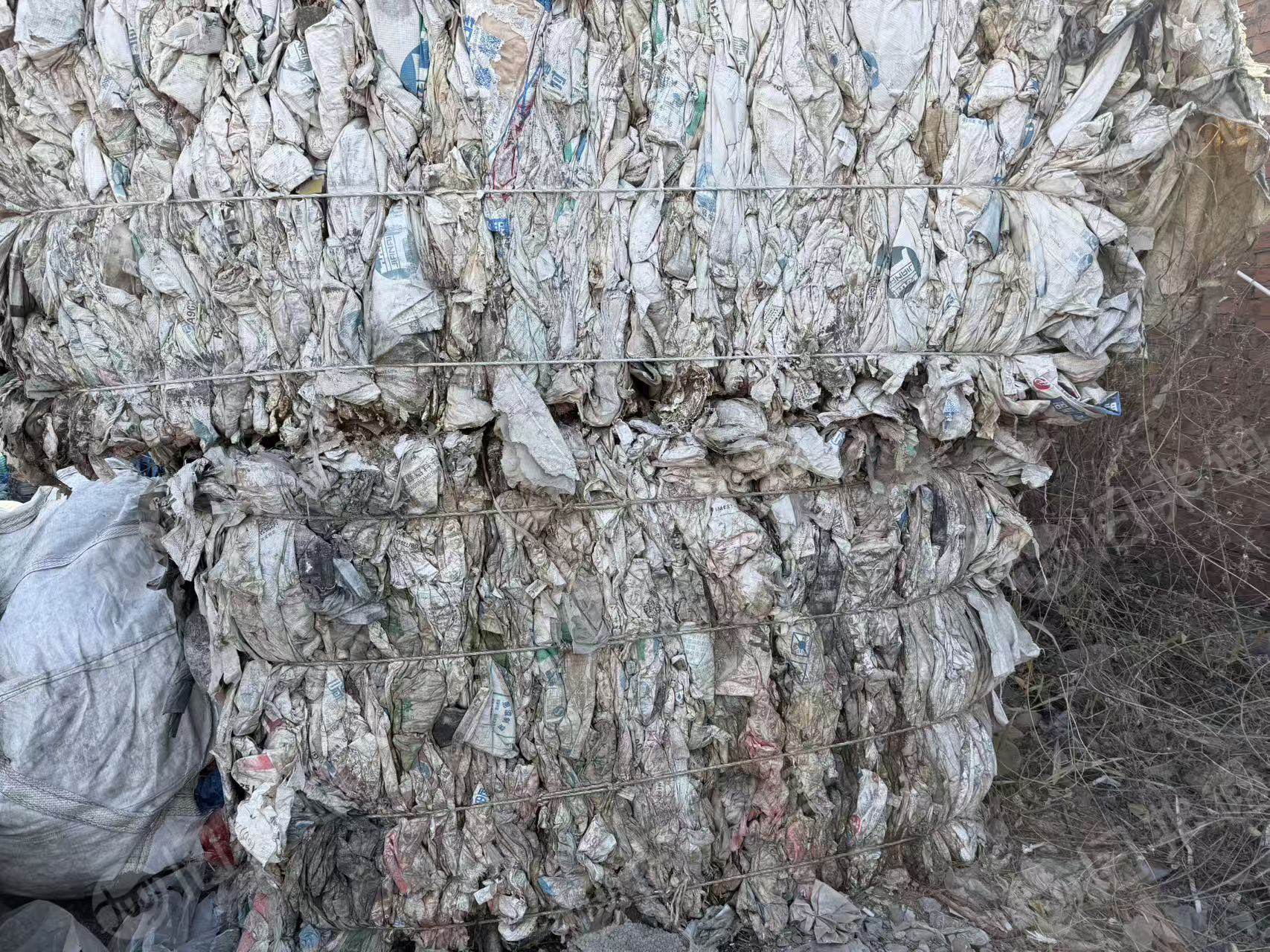 出售纸塑袋废料，存放时间有点长
