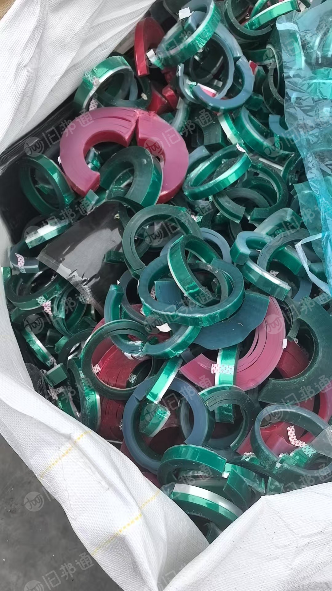 出售PET重胶膜废料，两种颜色分开的，胶带厂下来的，现货一挂车