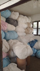 长期出售做湿巾下来的涤纶水刺无纺布，无纺布边角料，干的现货四五吨