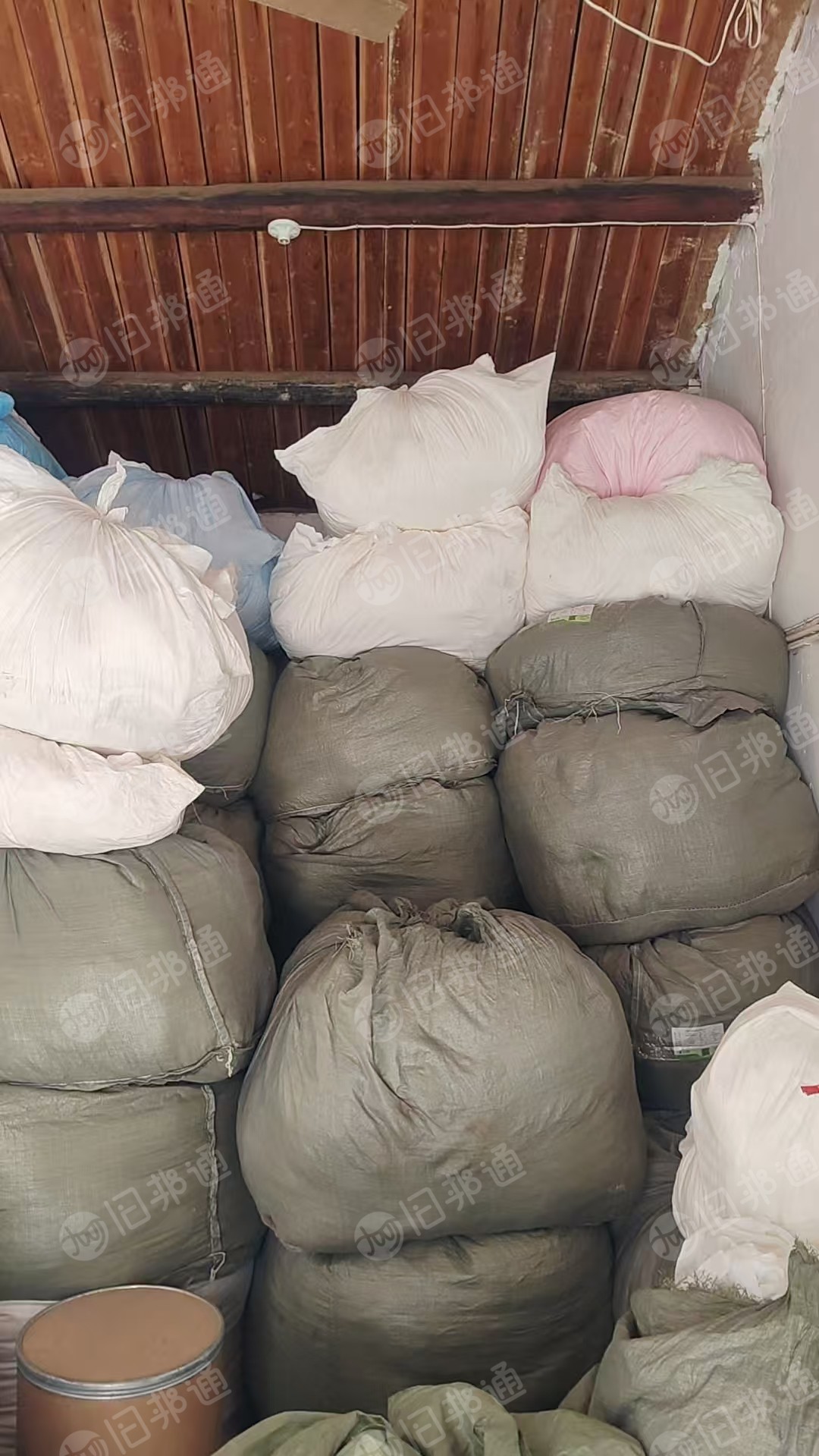 长期出售做湿巾下来的涤纶水刺无纺布，无纺布边角料，干的现货四五吨