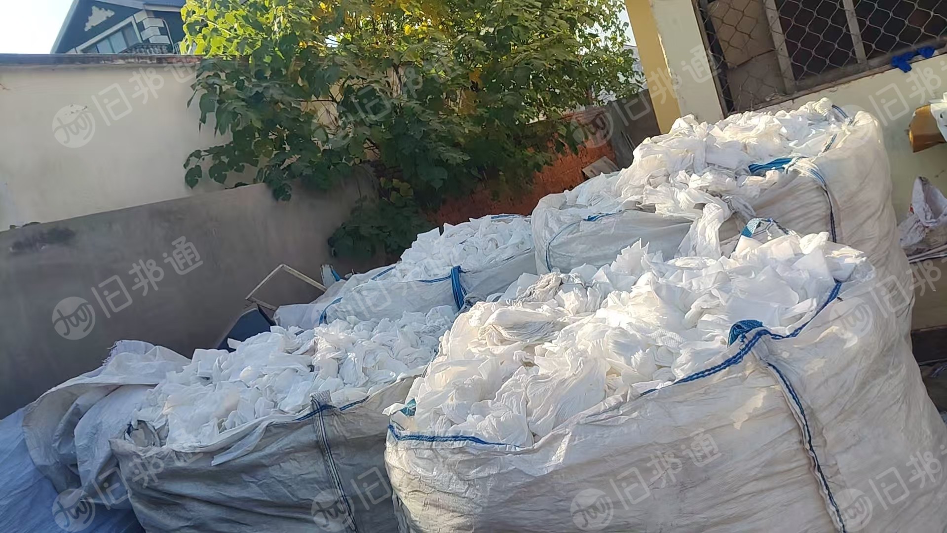 长期出售做湿巾下来的涤纶水刺无纺布，无纺布边角料，湿的的现货二三十吨