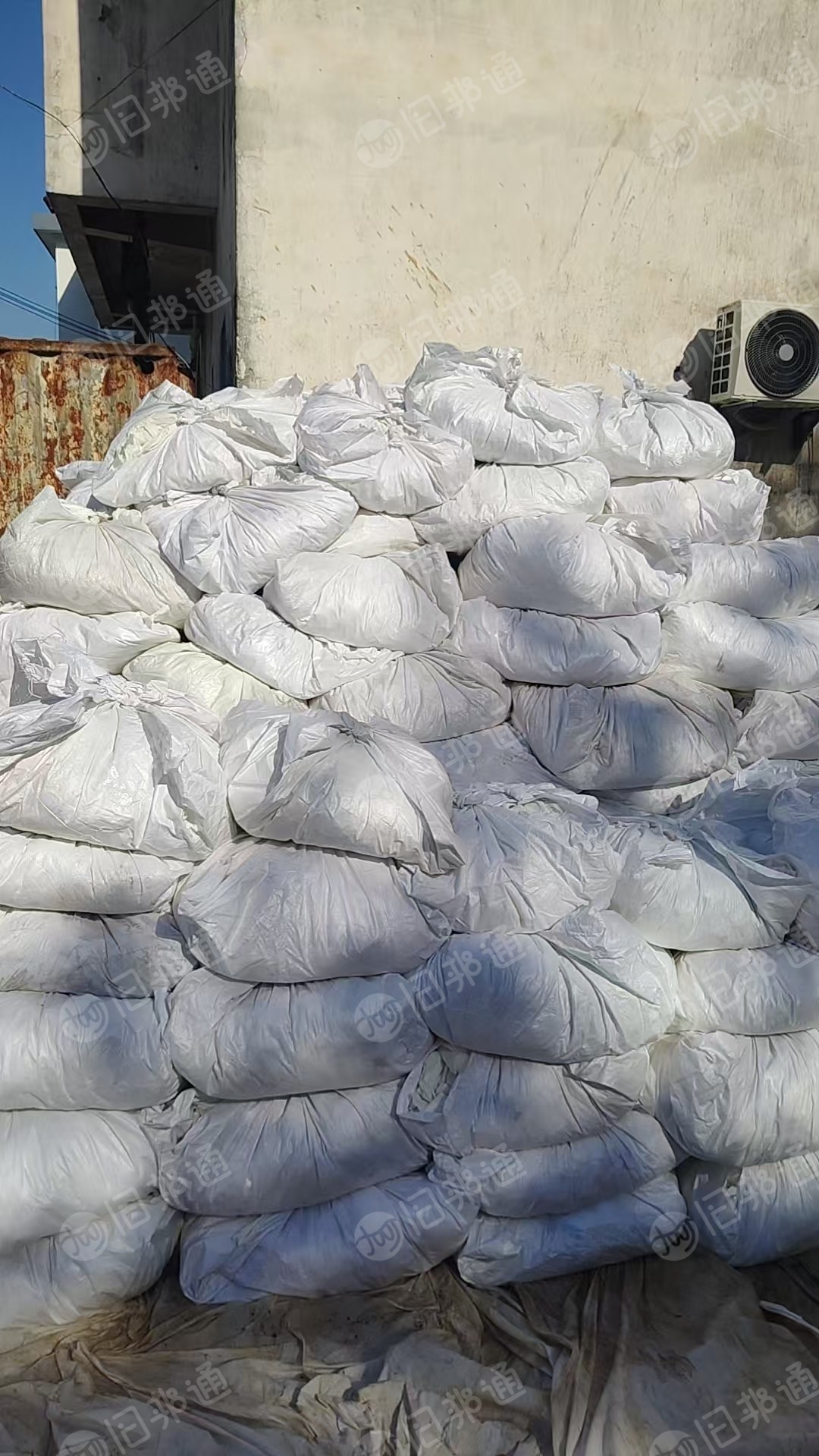 长期出售做湿巾下来的涤纶水刺无纺布，无纺布边角料，湿的的现货二三十吨