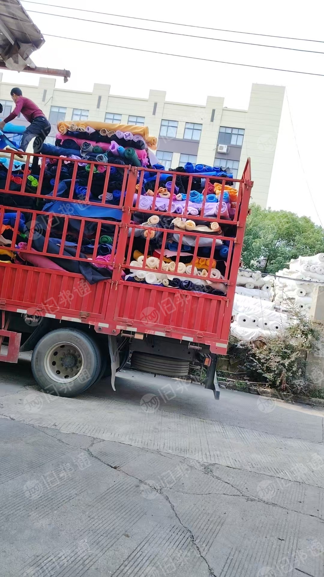 长期出售染厂下来的涤纶废布，涤纶边角料，月供几十吨，货在浙江台州