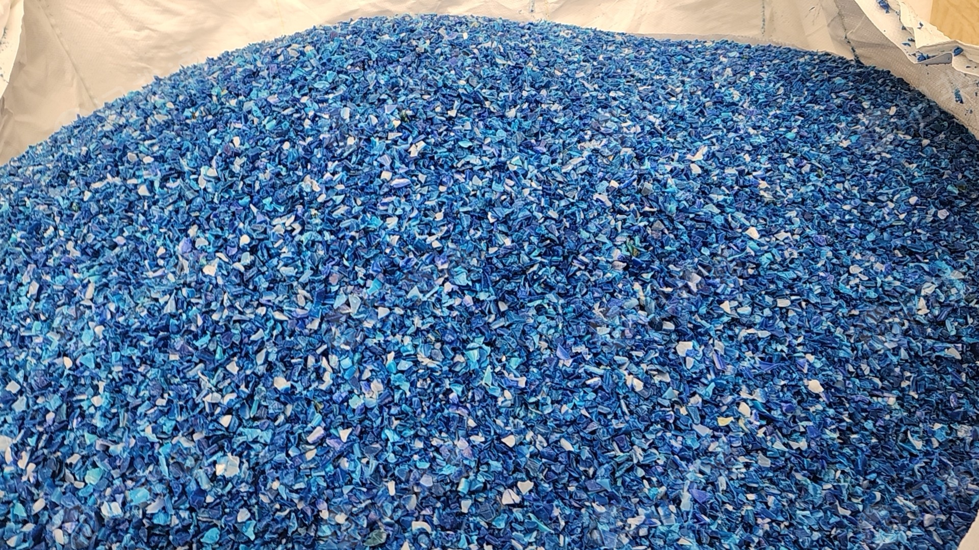 常年出售蓝桶破碎料（大小蓝桶10个晒网小片，去硅胶，零杂质，纯度99，管道专用）