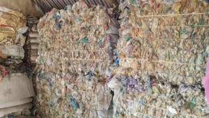 出售水洗PE膜废料，装稀土的高低压膜混打