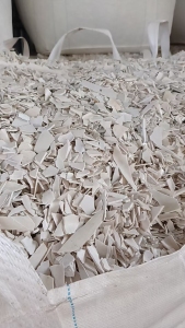 出售PVC大小管破碎料，月供60吨，水粉的