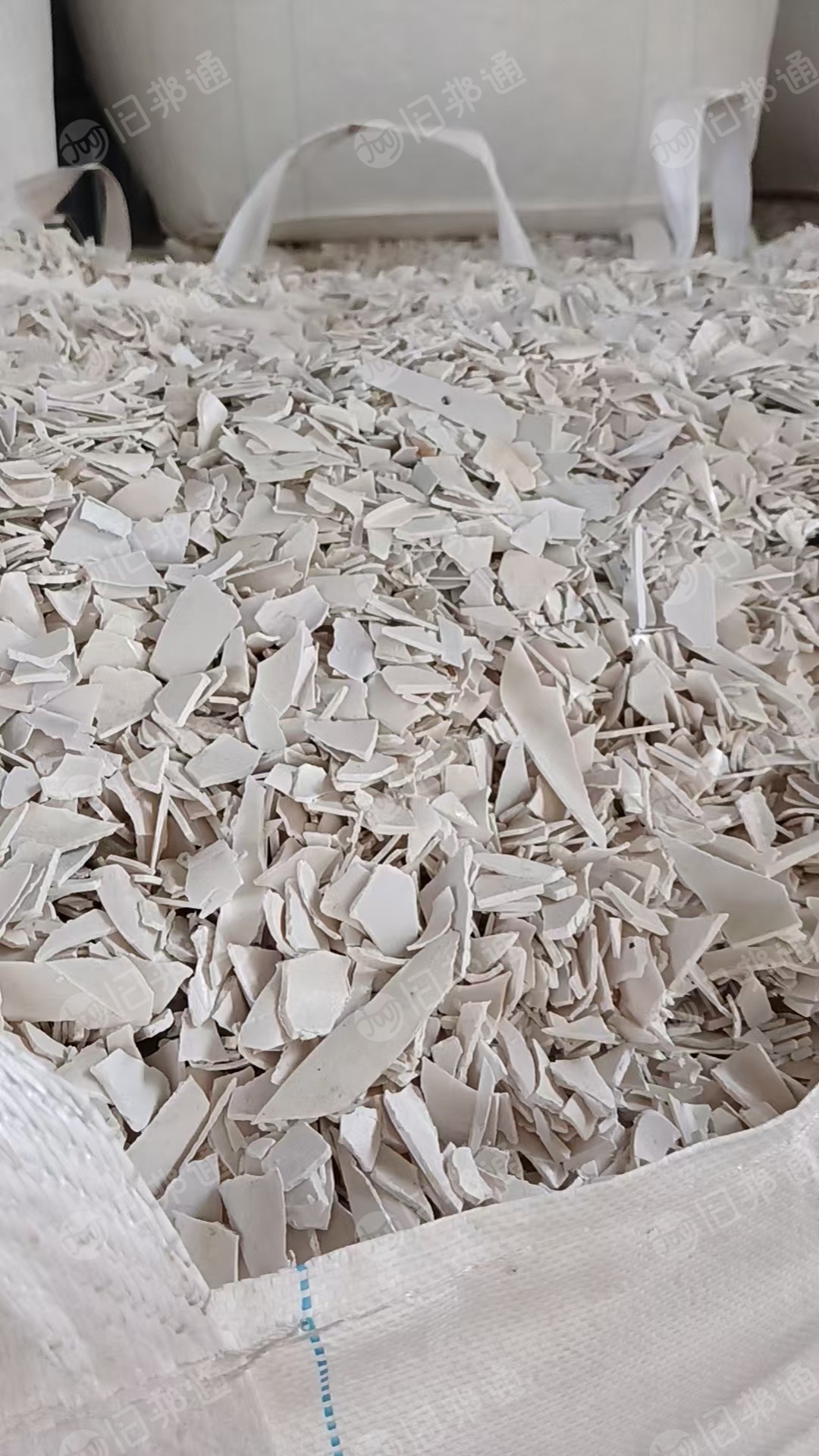 出售PVC大小管破碎料，月供60吨，水粉的