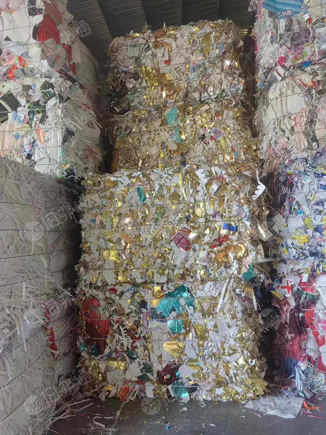 出售带膜的金银卡边角料