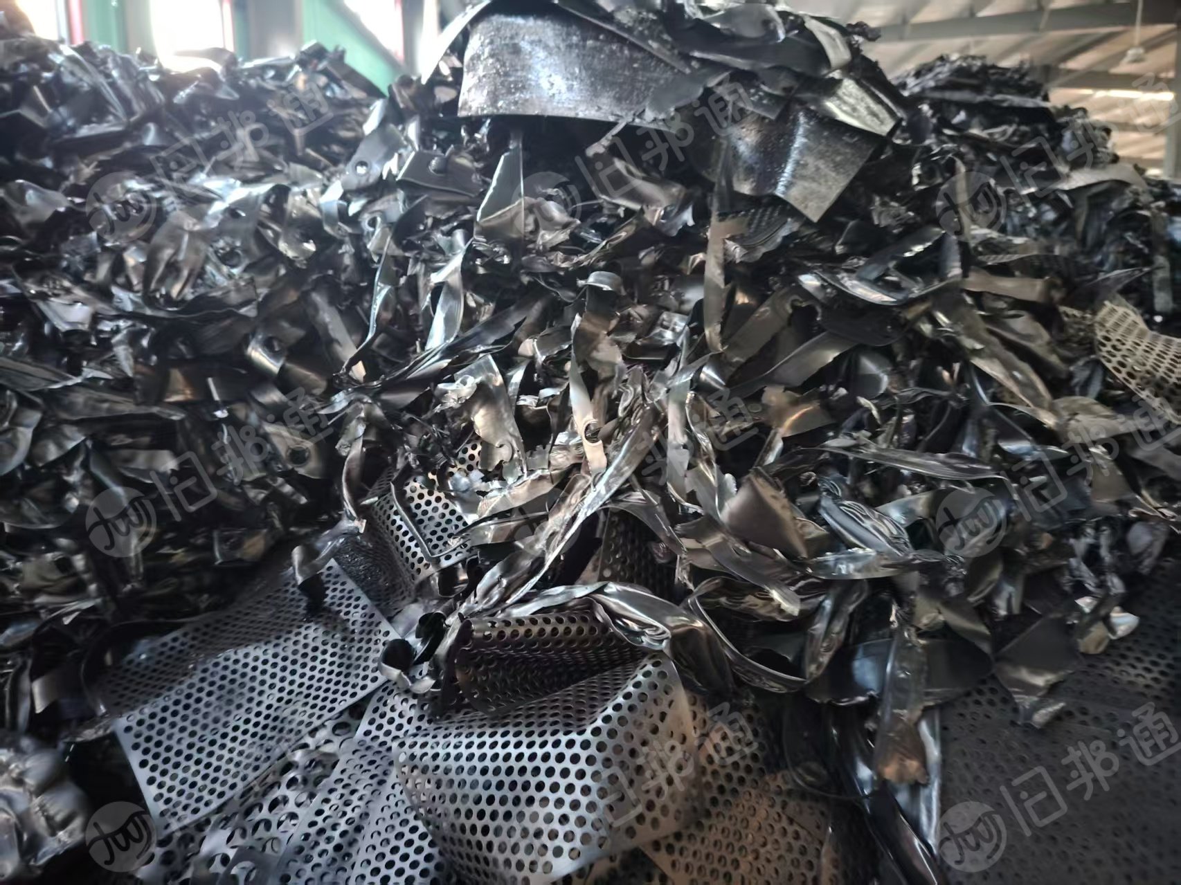 出售电容器上的胶塞边角料，经过高温