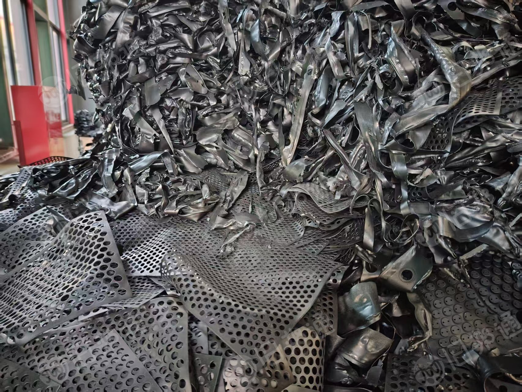 出售电容器上的胶塞边角料，经过高温