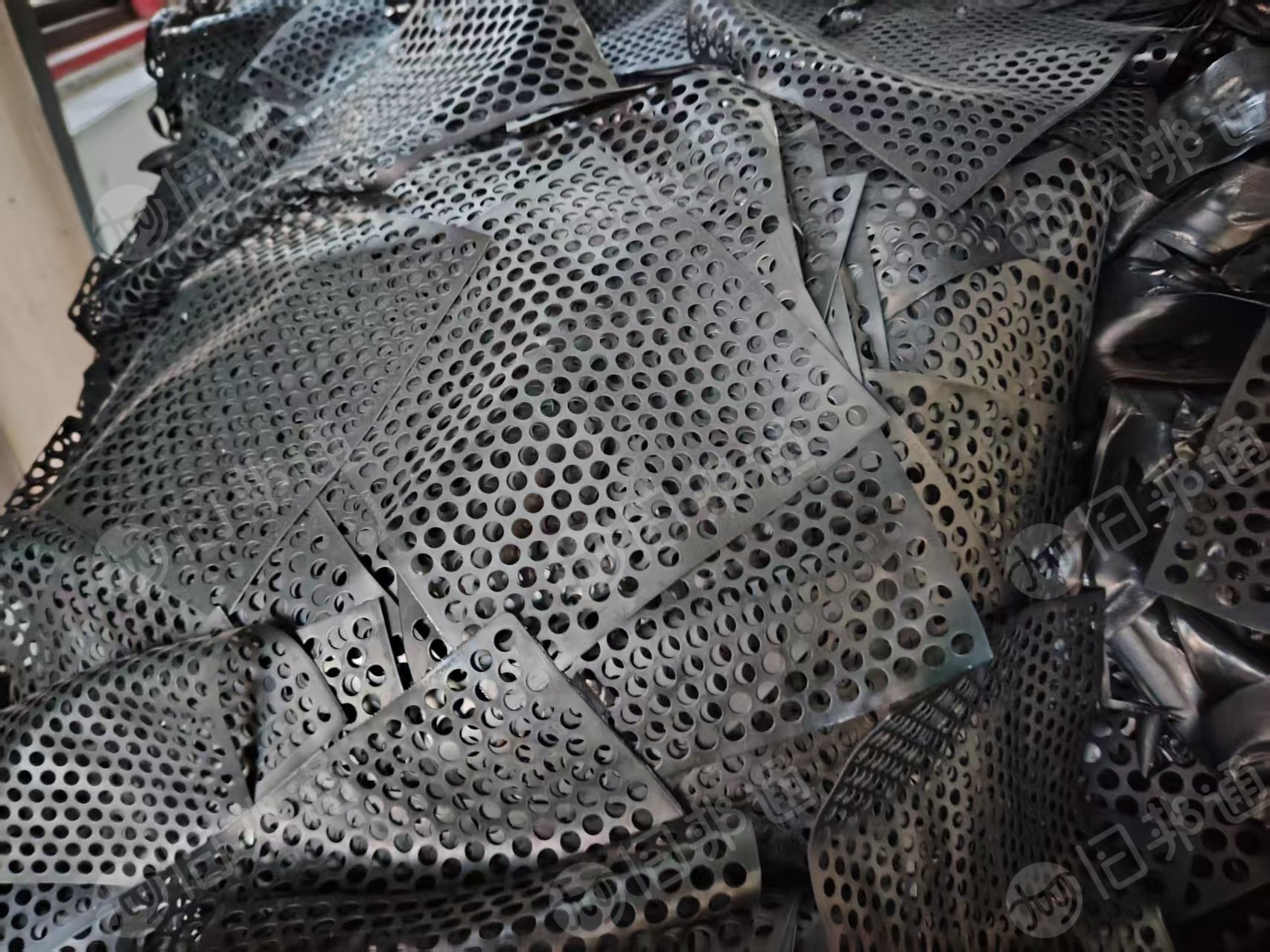 出售电容器上的胶塞边角料，经过高温