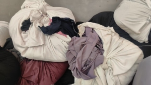 长期出售做针织染厂下来的涤棉废布，纯棉废布，统货走，涤棉棉含量在40-60左右，月供十几吨