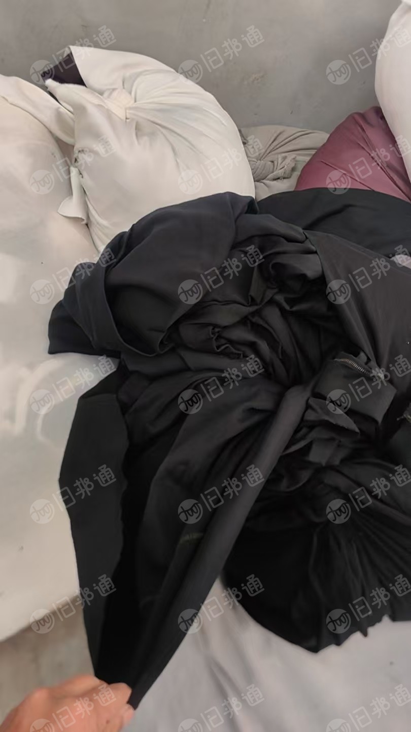 长期出售做针织染厂下来的涤棉废布，纯棉废布，统货走，涤棉棉含量在40-60左右，月供十几吨