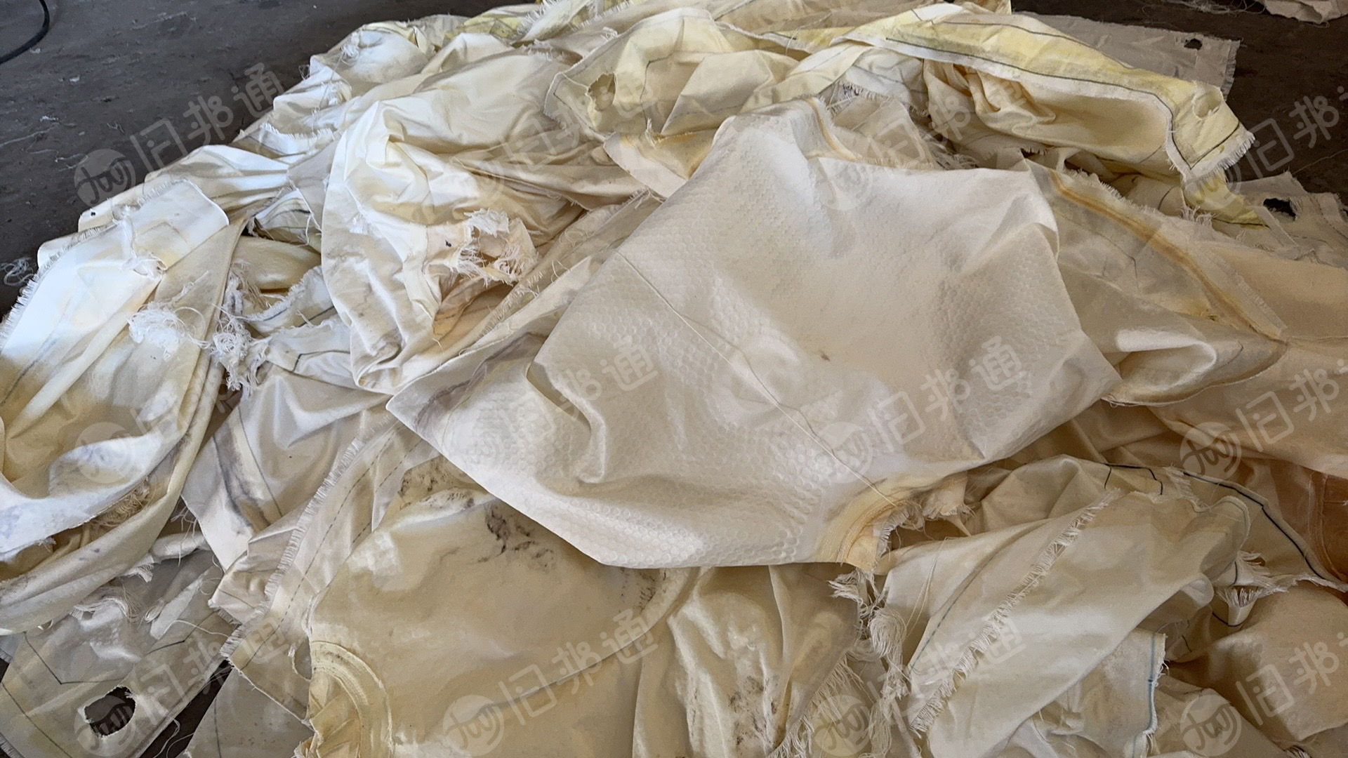 长期出售涤纶过滤布涤纶造粒布，白色水洗过的，没有水分，现货30吨，货在山东济宁微山